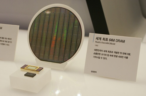 대한민국 역사박물관에 전시된 64K D램 반도체의 모습. 1983년 12월 1일 삼성전자는 미국, 일본에 이어 세계 세 번째, 국내 최초로 64K D램 개발에 성공했다.   삼성전자 제공